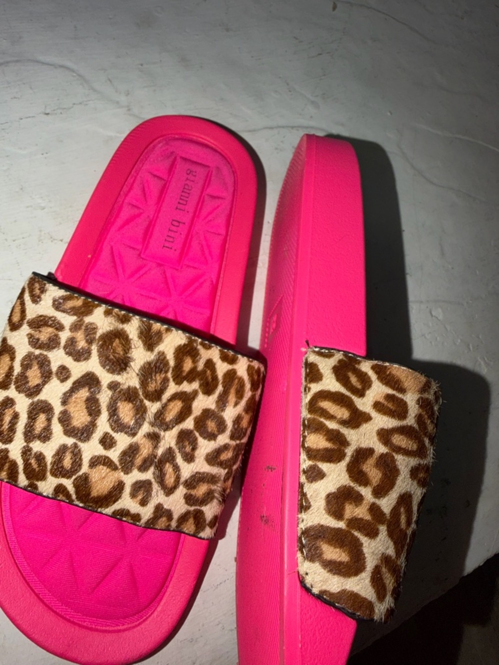 Gianni Bini Leopard Print Slide Sandals with Hot Pink Footbed says size 8; fit 7 - Picture 2 of 2